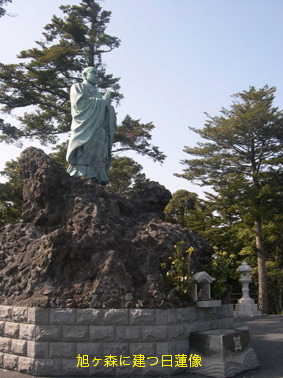 旭ヶ森に建つ日蓮像